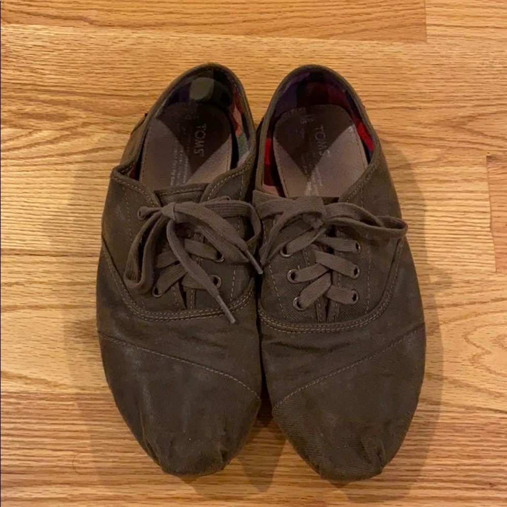Tom’s lace up shoes